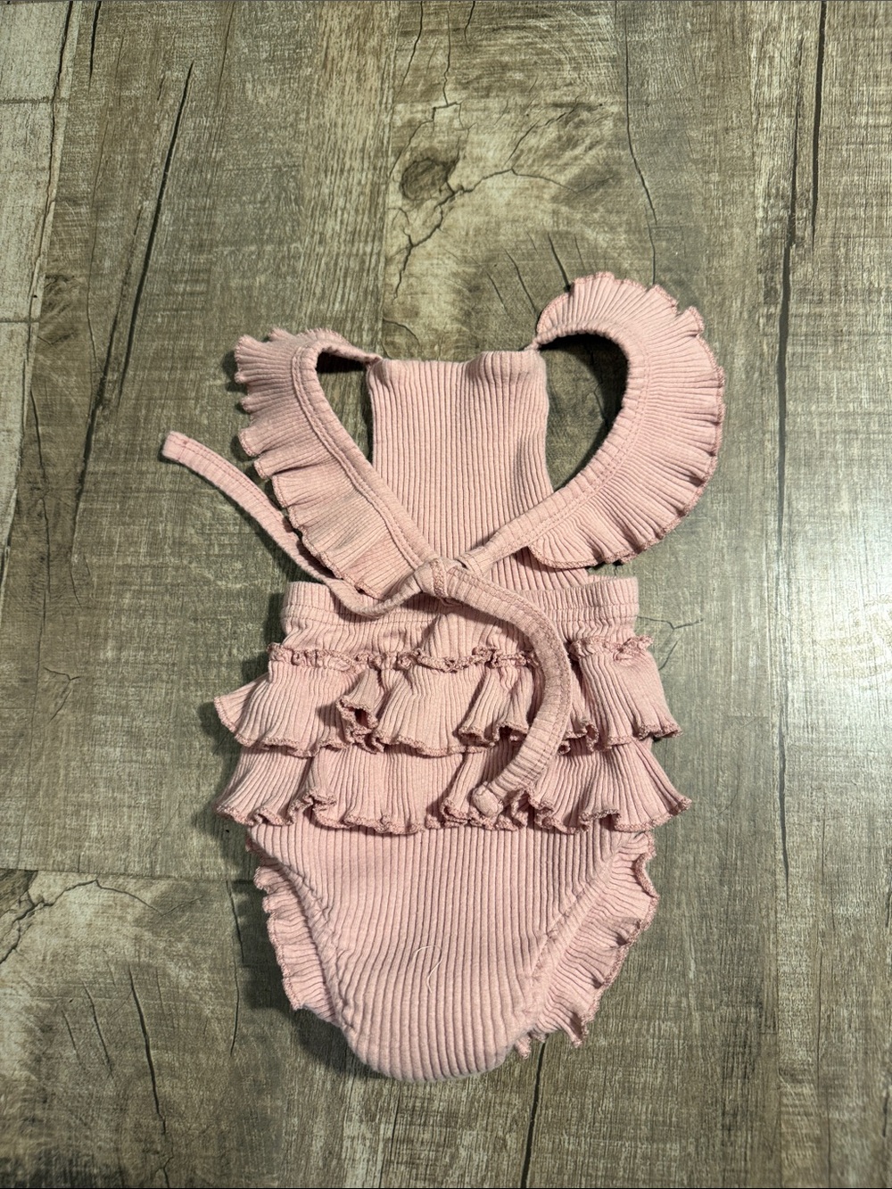 10/ $10 Girls Pink Ribbed Ruffle Romper 3-6 months - Picture 2 of 3